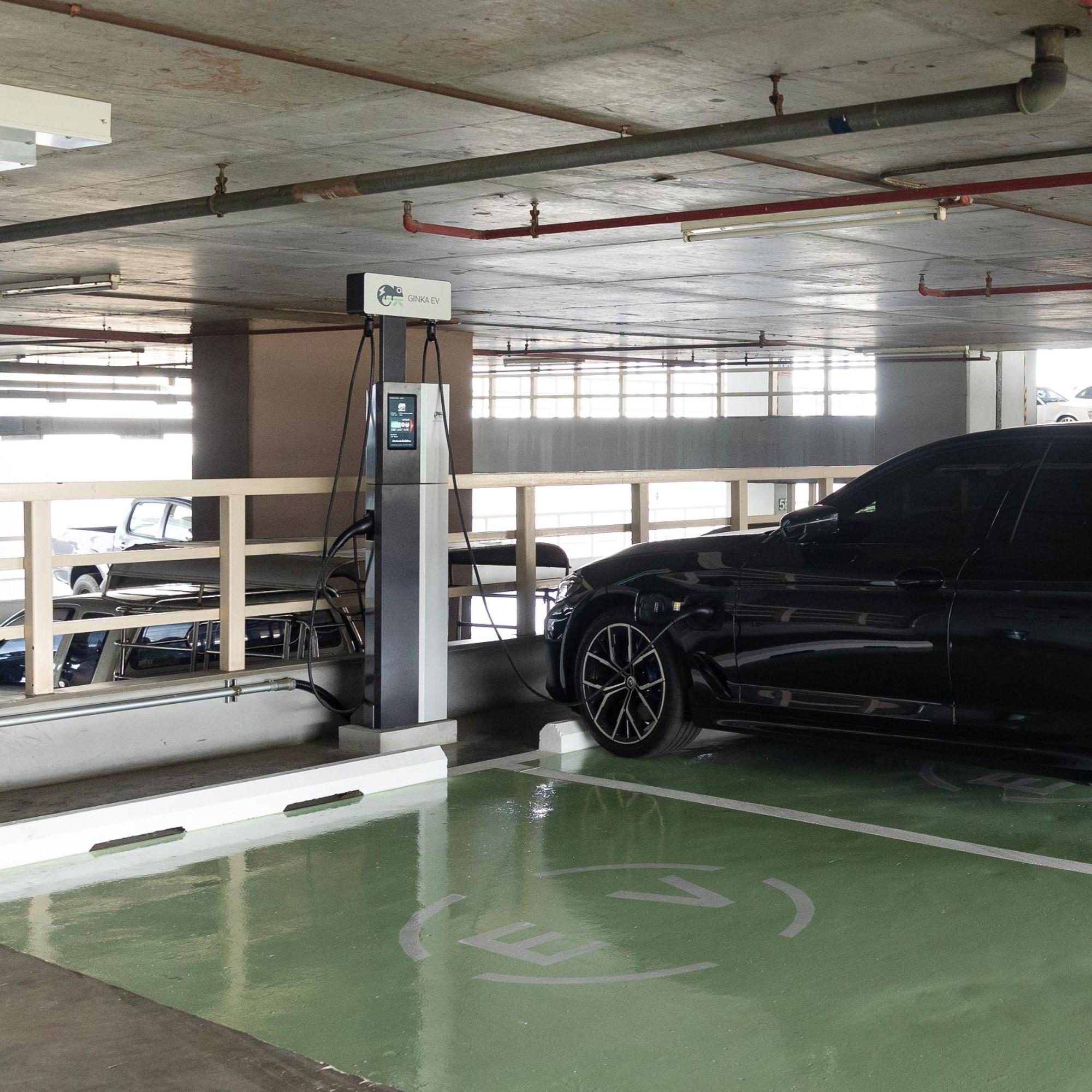 Chatrium Hotel Riverside Банкок Екстериор снимка EV charging station in a parking garage