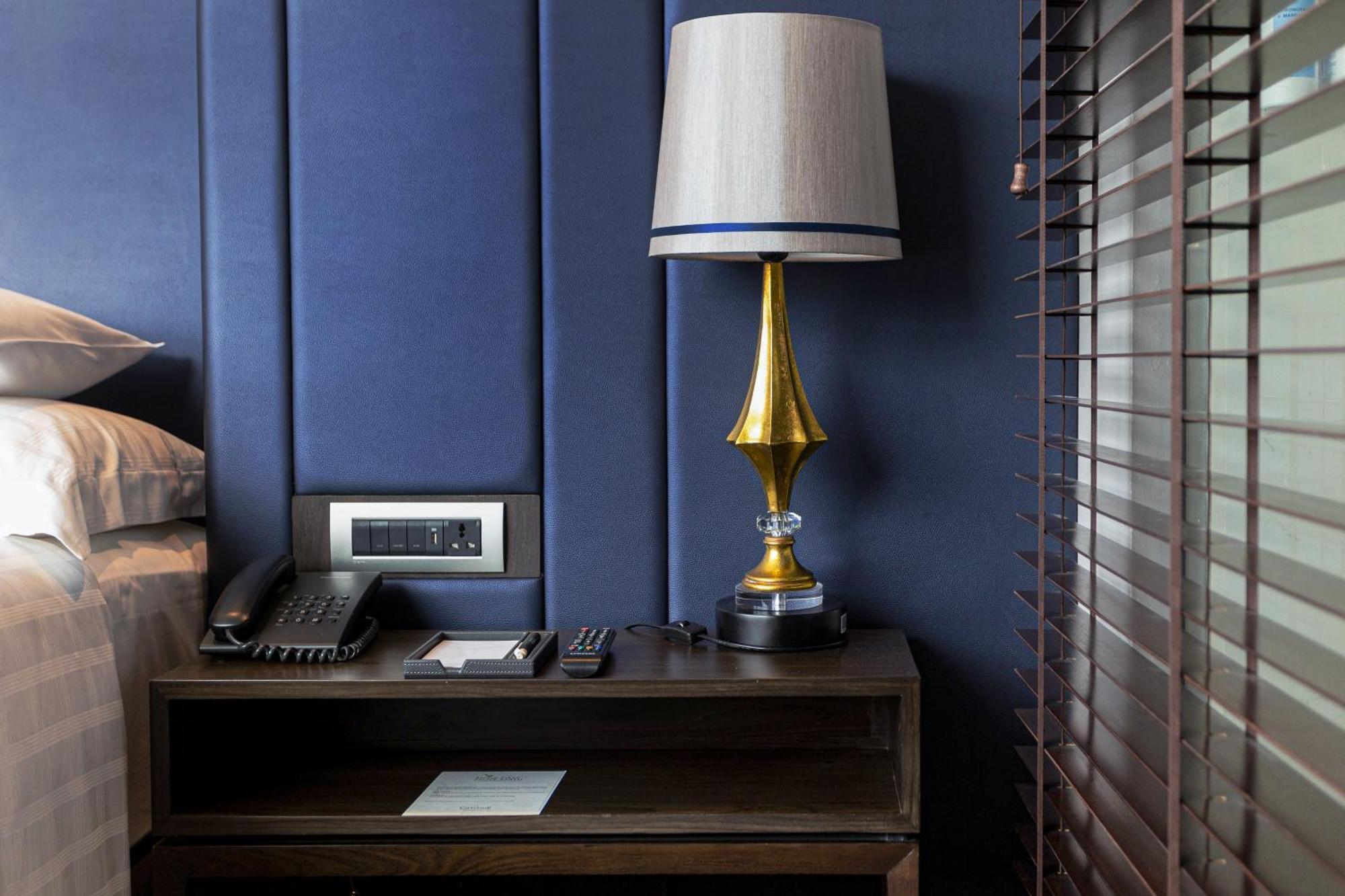Chatrium Hotel Riverside Банкок Екстериор снимка A table lamp