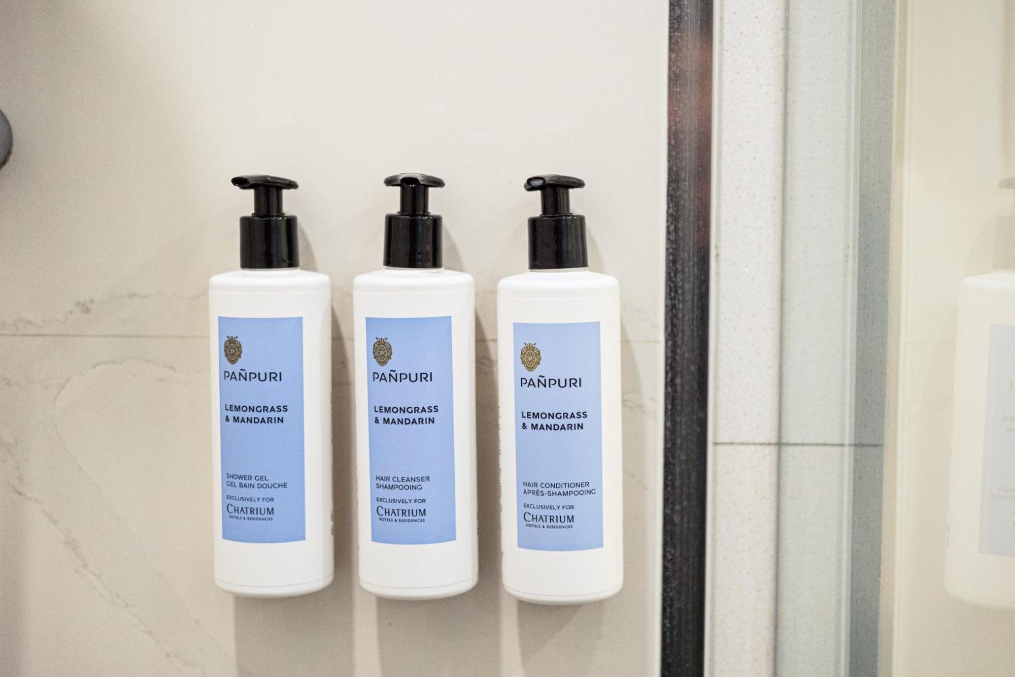 Chatrium Hotel Riverside Банкок Екстериор снимка Shampoo, conditioner and body wash in a shower