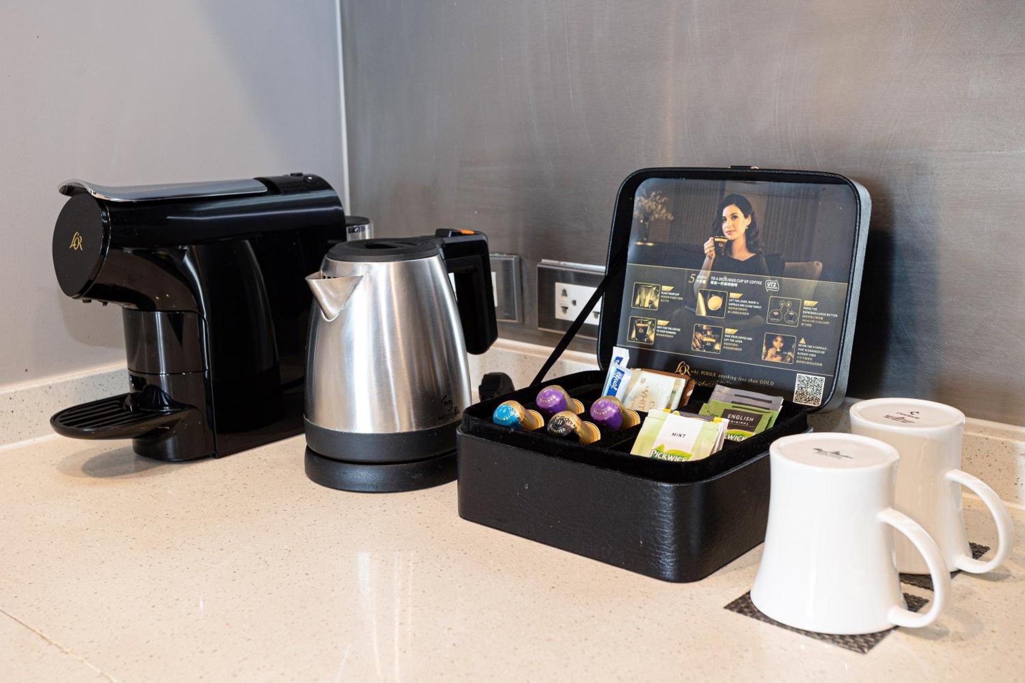 Chatrium Hotel Riverside Банкок Екстериор снимка The Smart Tea Box