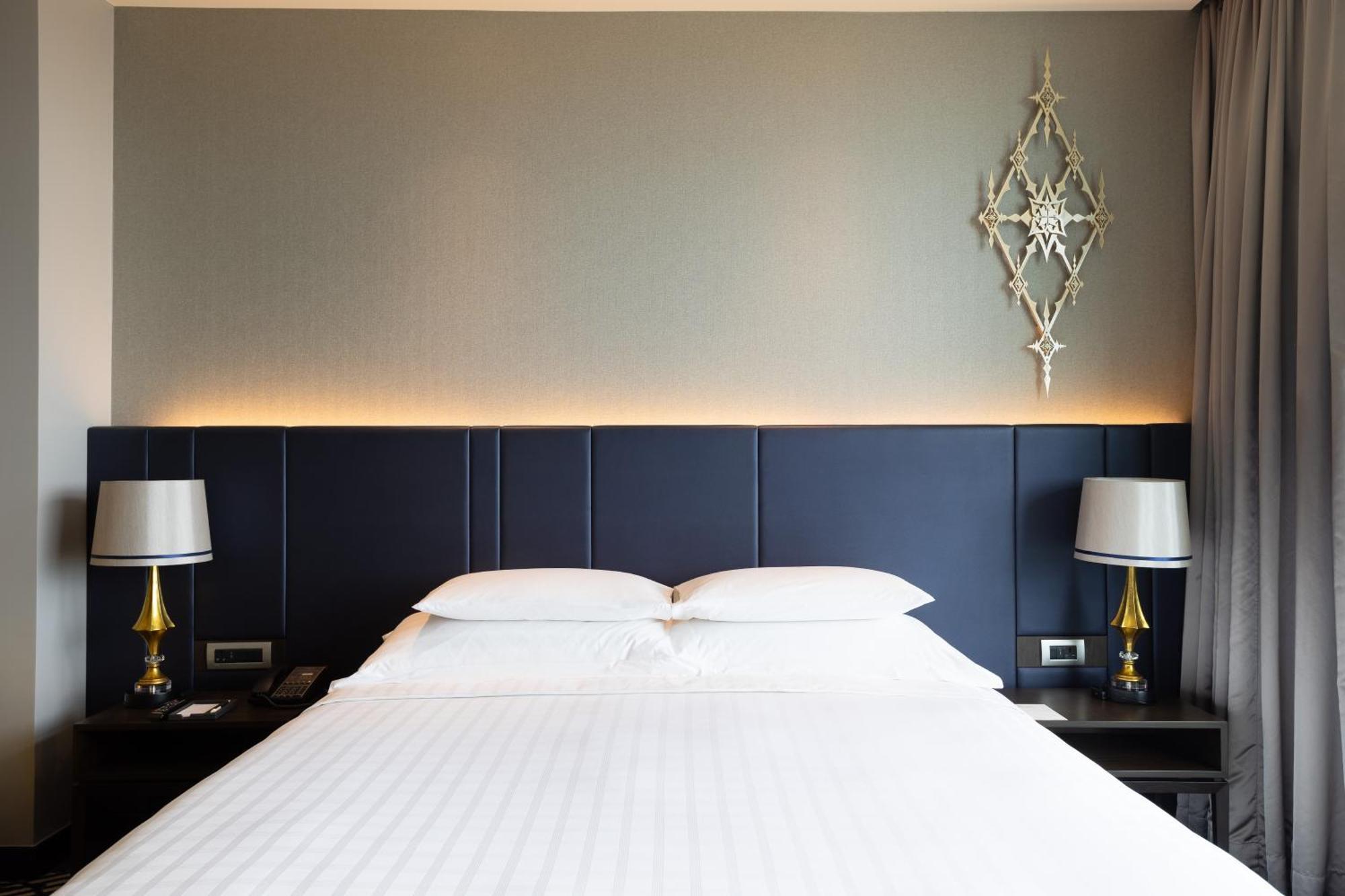 Chatrium Hotel Riverside Банкок Екстериор снимка A bed with a headboard